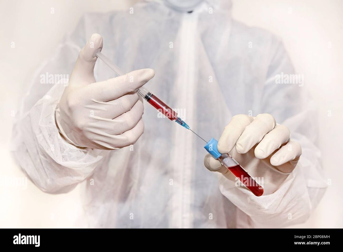 Medizintechnologen injizieren Blut in ein Reagenzglas in einem wissenschaftlichen Labor, indem sie die Blutergebnisse für antiretrovirale Medikamente analysieren. Konzept von Stockfoto