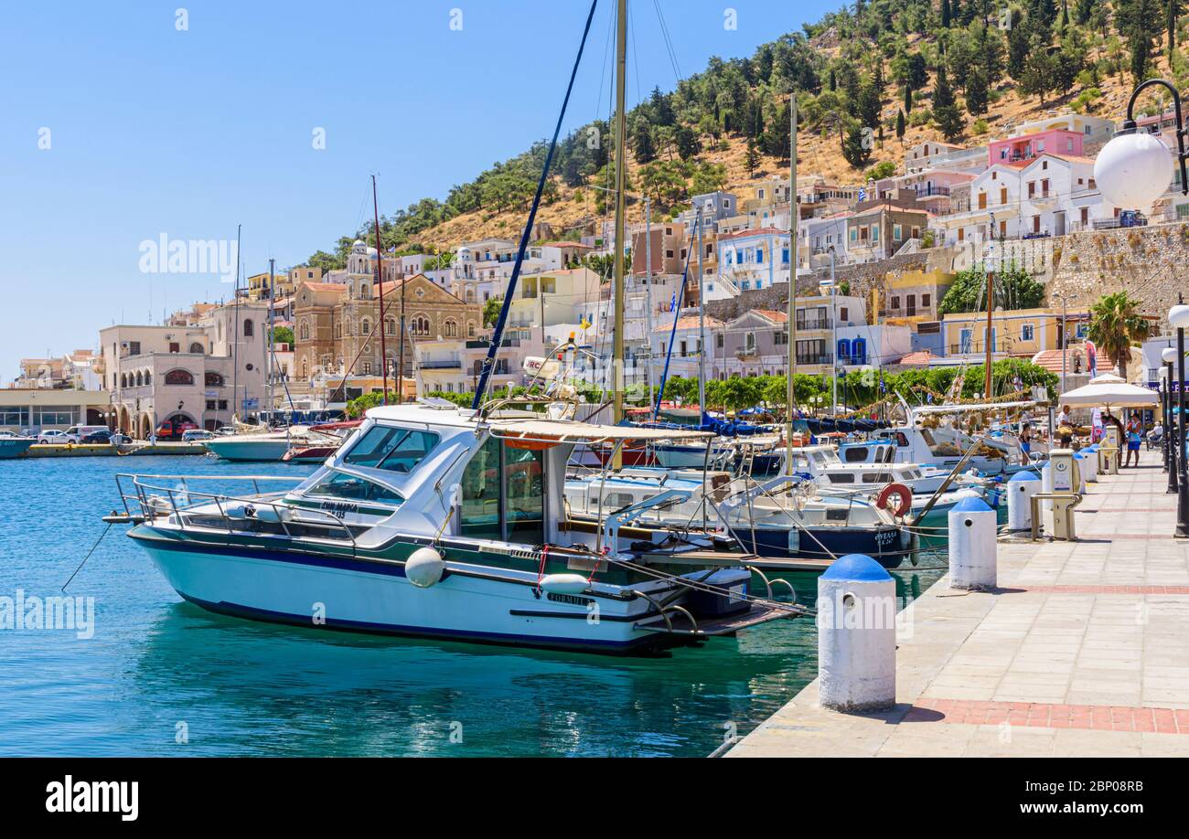 Boote am Wasser in der Hafenstadt Pothia, Kalymnos, Dodekanes, Griechenland Stockfoto