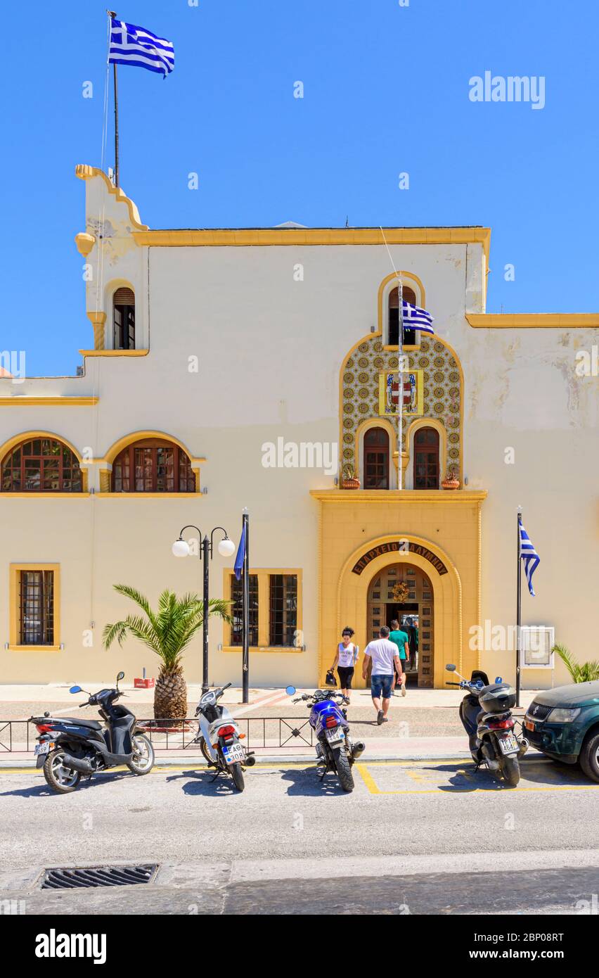 Italienische Architektur eines der Verwaltungsgebäude in Pothia, Kalymnos, Dodekanes, Griechenland Stockfoto