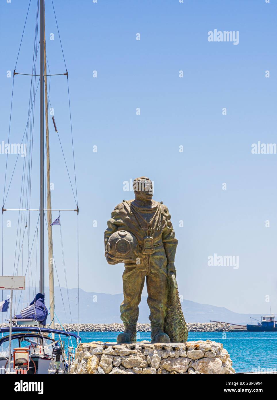 Sponge Taucher öffentliche Skulptur am Ufer der Stadt Pothia, Kalymnos Insel, Dodekanes, Griechenland Stockfoto