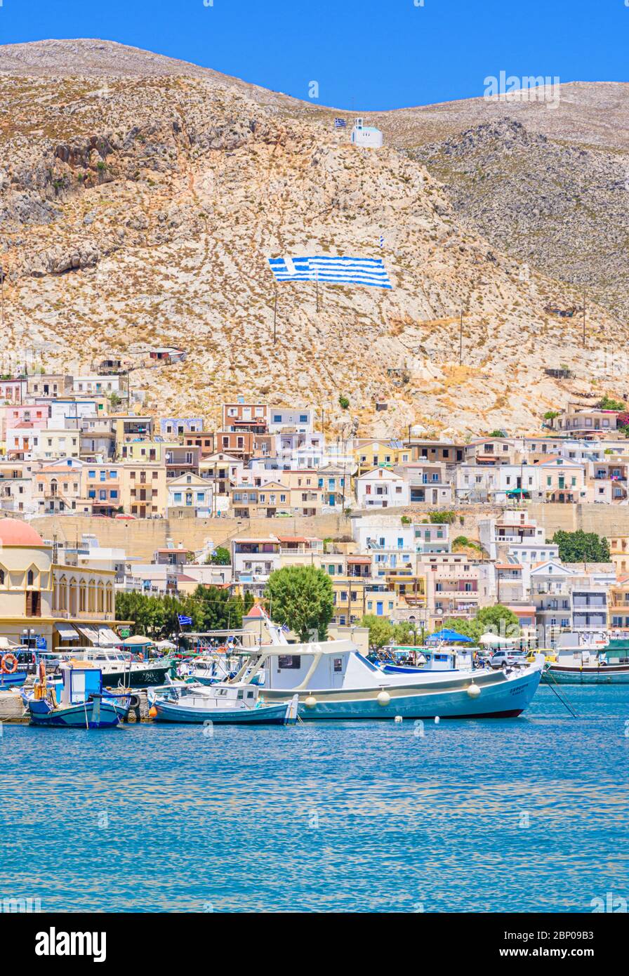 Häuser von Pothia Stadt mit Blick auf den mit dem Boot gefüllten Hafen auf der Dodekanes Insel Kalymnos, Griechenland Stockfoto