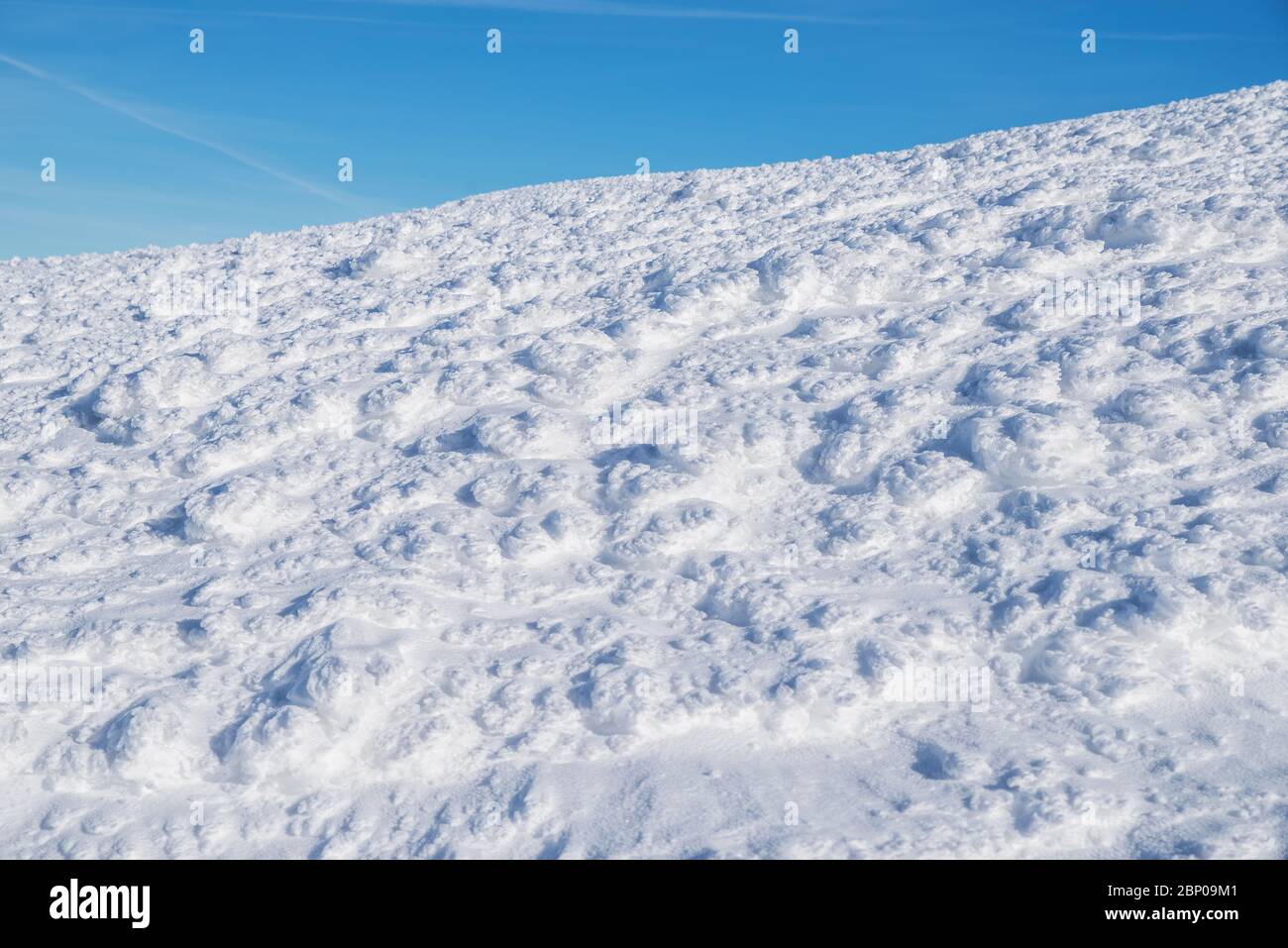Frische funkelnde Schneedecke auf Berggipfeln. Blauen Himmel im Hintergrund. Stockfoto