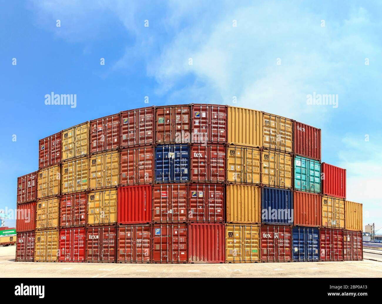 Verschiedene Containermarken in einer Holdingplattform gestapelt. Stockfoto