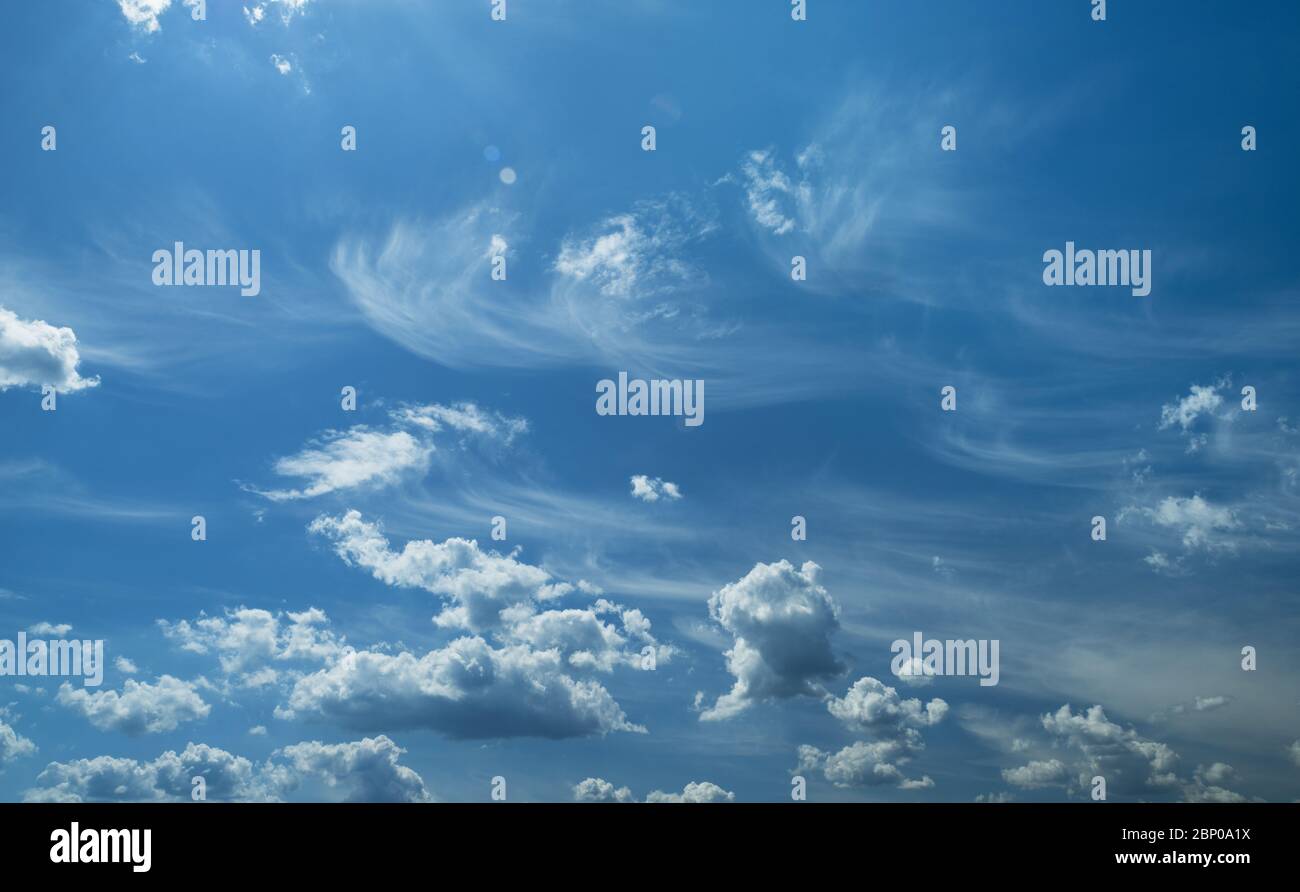 Einige leichte kuumulforme und cirrus Wolken in den sauberen blauen Himmel. Natur Hintergrund. Stockfoto