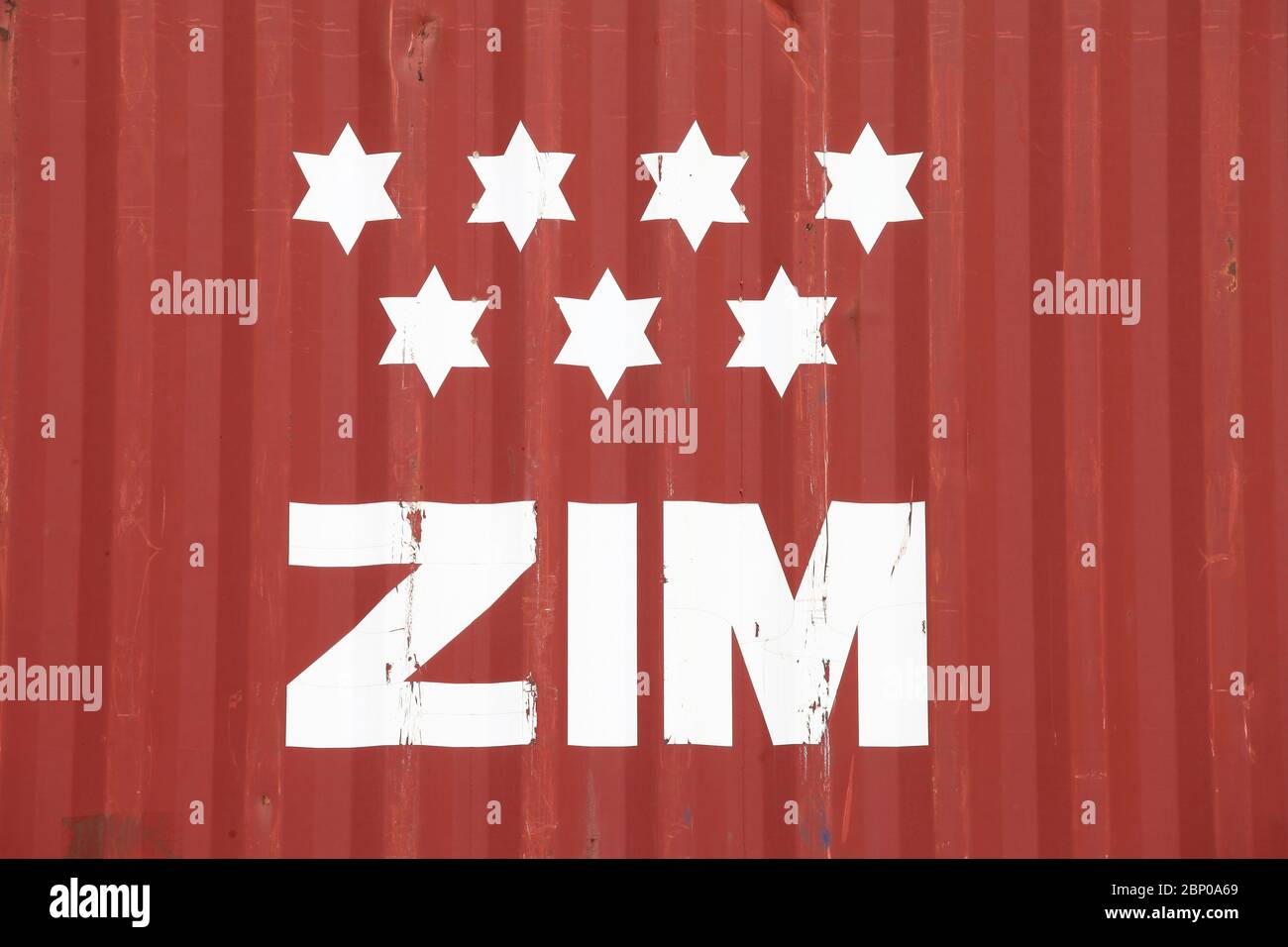 ZIM-Logo auf einem Versandcontainer Stockfoto