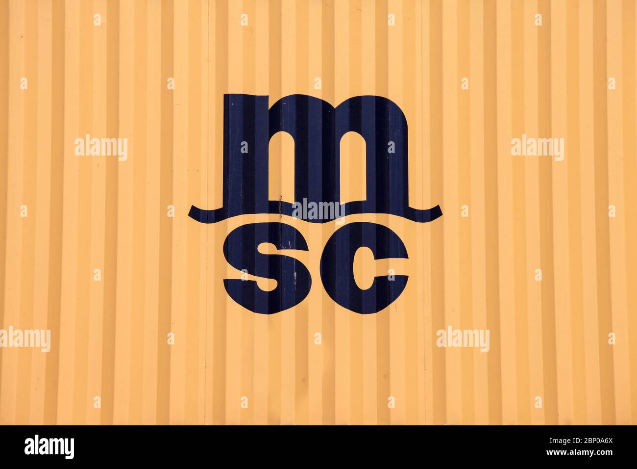 MSC Logo auf einem klassischen gelben Versandcontainer. Stockfoto