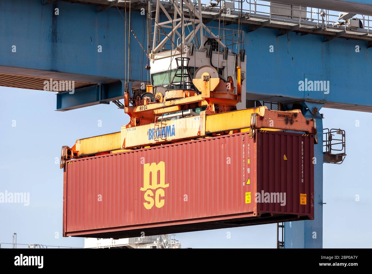 Transpainer Kran Transport eines MSC Transportbehälters zu einer Lagerplattform. Stockfoto