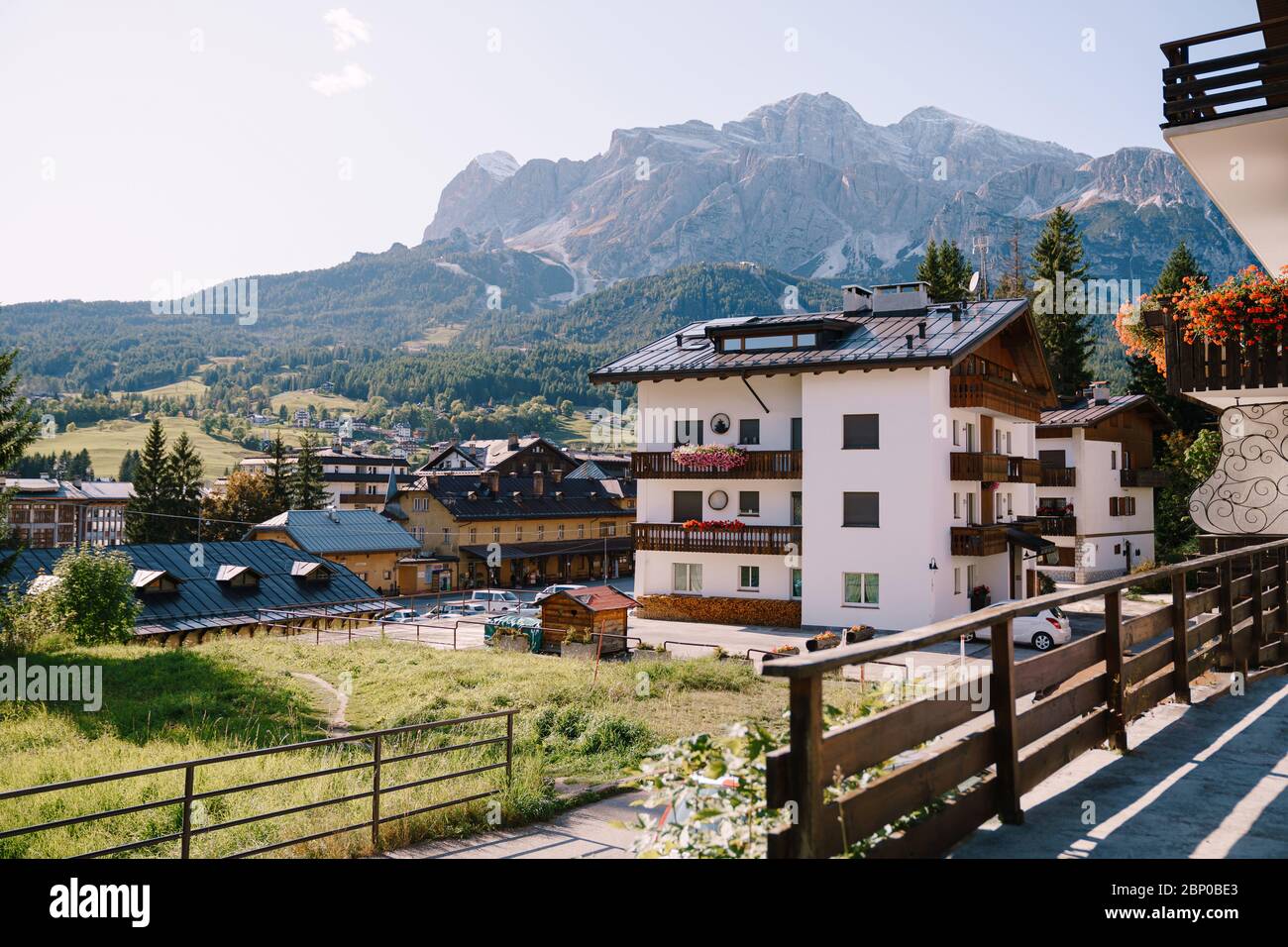 Weiße Häuser und felsige Berge mit dichtem grünen Wald in den Dolomiten in Südtirol, Italien. Cortina Ampezzo ist eine italienische Stadt in der Provinz Belluno Stockfoto