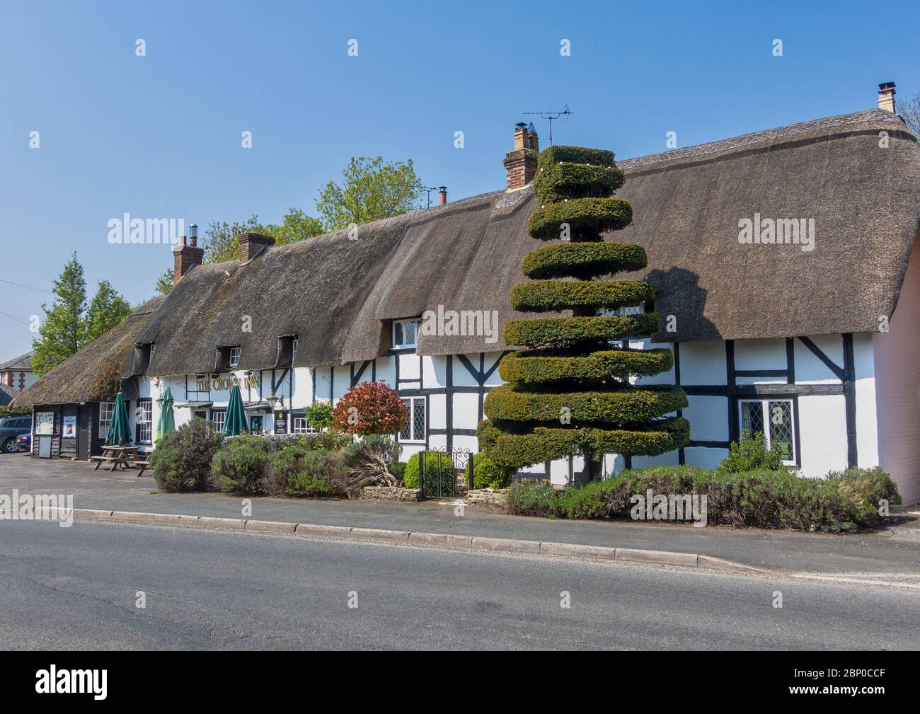 Das Crown Inn Country Pub im schönen ländlichen Dorf Kings Somborne in der Nähe von Stockbridge in Hampshire, England, Großbritannien Stockfoto