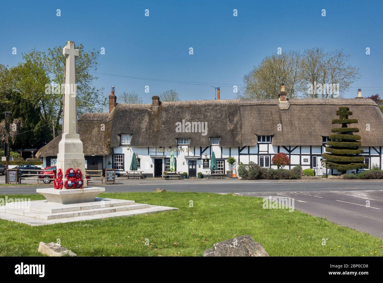 Das Crown Inn Country Pub im schönen ländlichen Dorf Kings Somborne in der Nähe von Stockbridge in Hampshire, England, Großbritannien Stockfoto