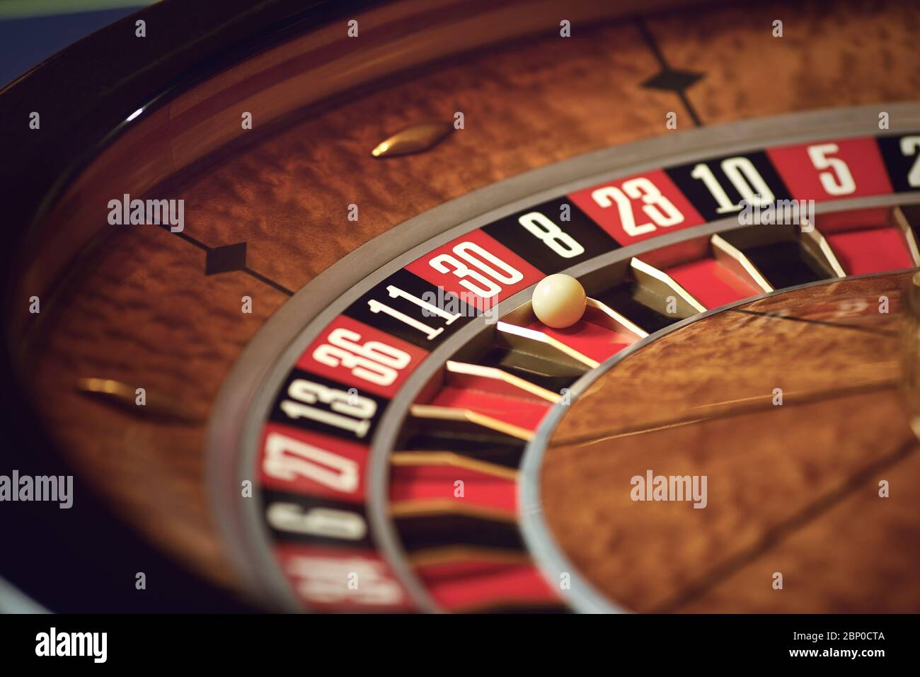 Close up Roulette Rad weiße Kugel auf grün bei Sektor Null im Casino Stockfoto