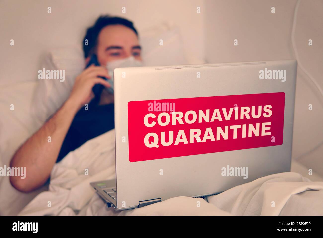 Coronavirus oder Covid-19 Konzept. Arbeiten von zu Hause aus. Geschäftsmann, der von zu Hause aus mit Schutzmaske arbeitet. Geschäftsmann in Quarantäne für Coronavirus Stockfoto