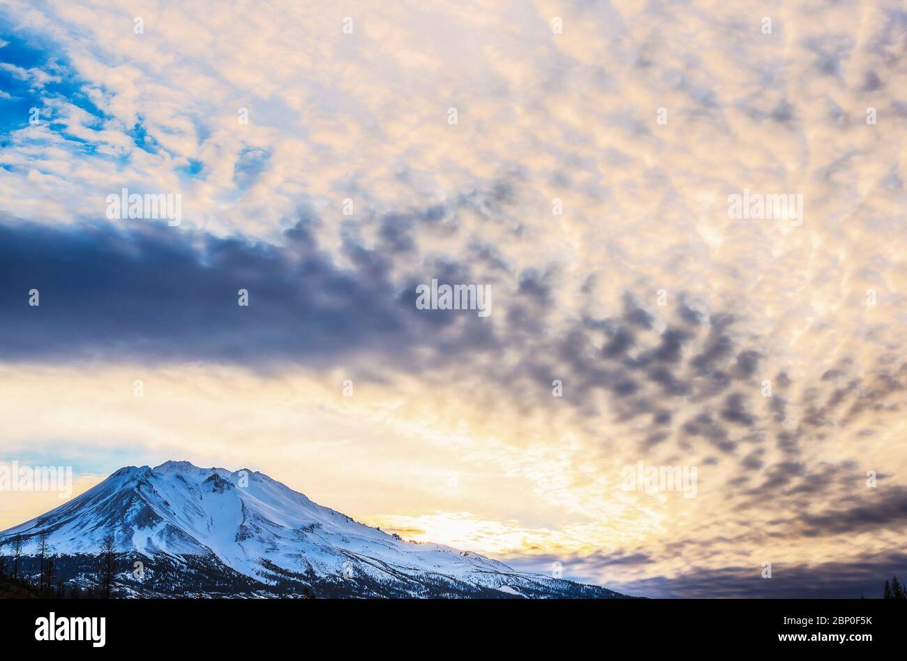 malerische Aussicht auf Mt Shesta beim Sonnenuntergang in Kalifornien, Usa. Stockfoto