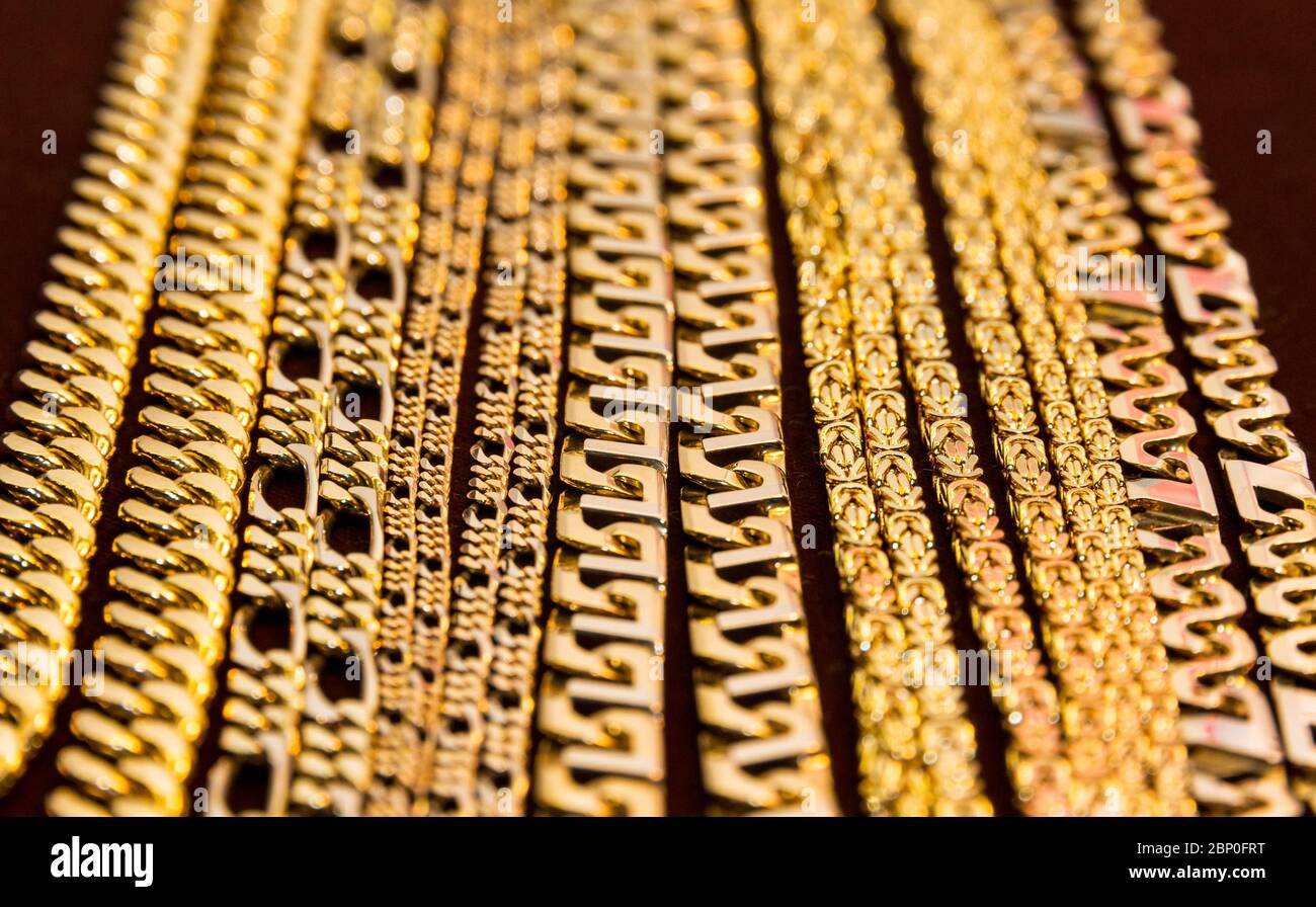 Chains Gold Stockfotos und -bilder Kaufen - Seite 3 - Alamy