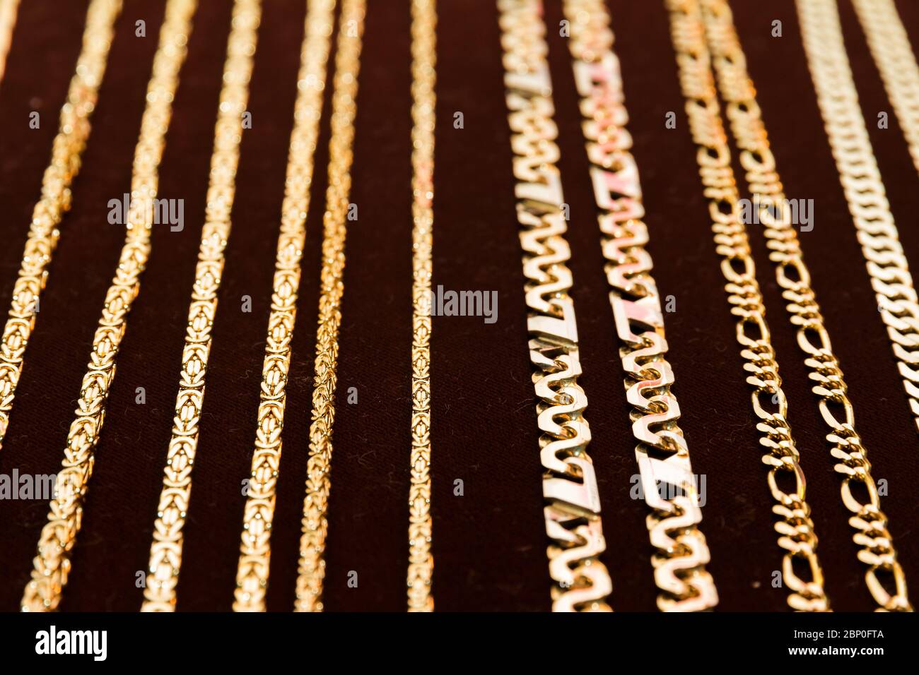 Eine Sammlung von verschiedenen Arten von schweren goldenen Ketten  Stockfotografie - Alamy