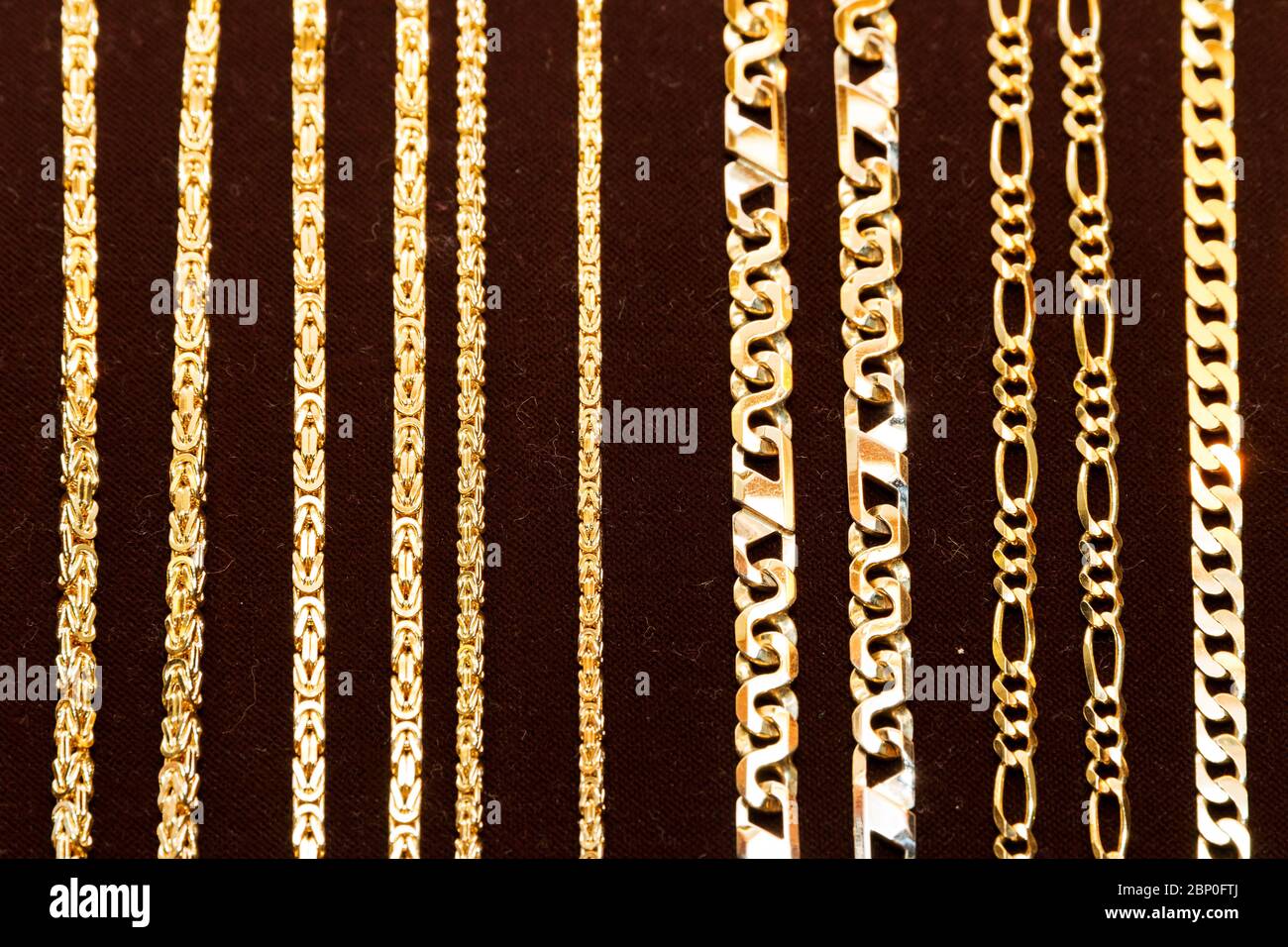 Eine Sammlung von verschiedenen Arten von schweren goldenen Ketten  Stockfotografie - Alamy
