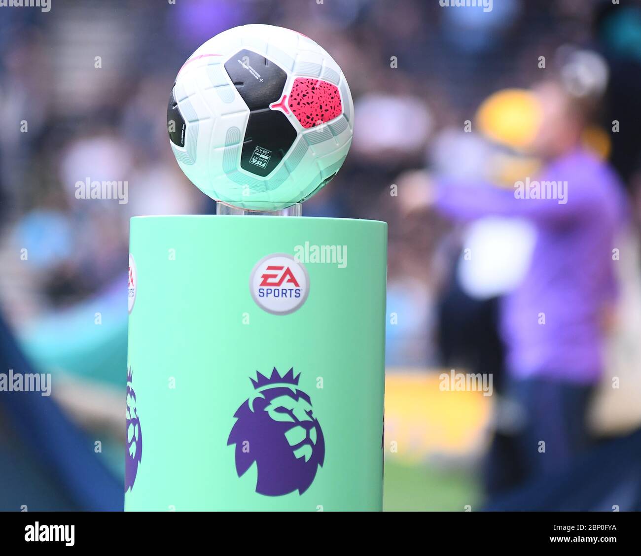 LONDON, ENGLAND - 28. SEPTEMBER 2019: Der offizielle Spielball vor dem Spiel der Premier League 2019/20 zwischen Tottenham Hotspur FC und Southamtpon FC im Tottenham Hotspur Stadium. Stockfoto