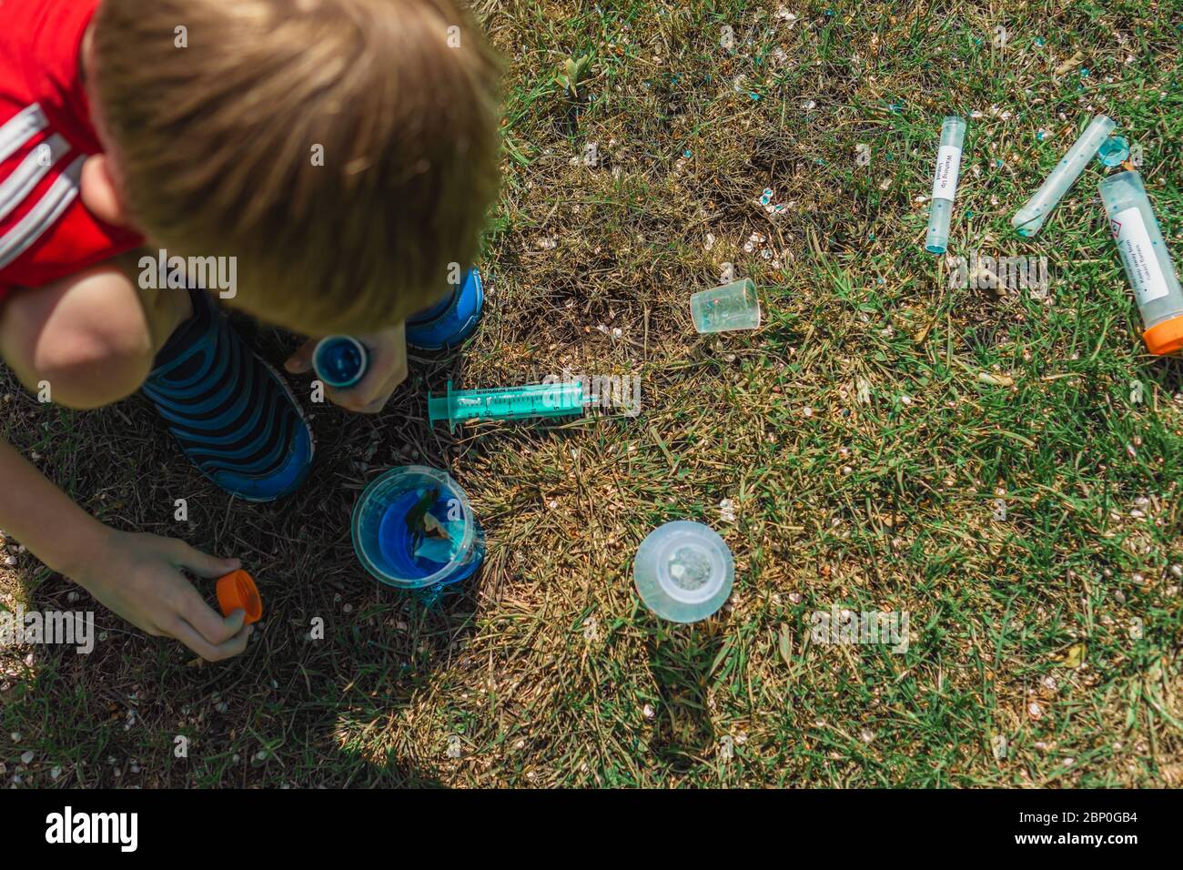 Heimschulung: Lernen über Flüssigkeiten und Volumen Stockfoto