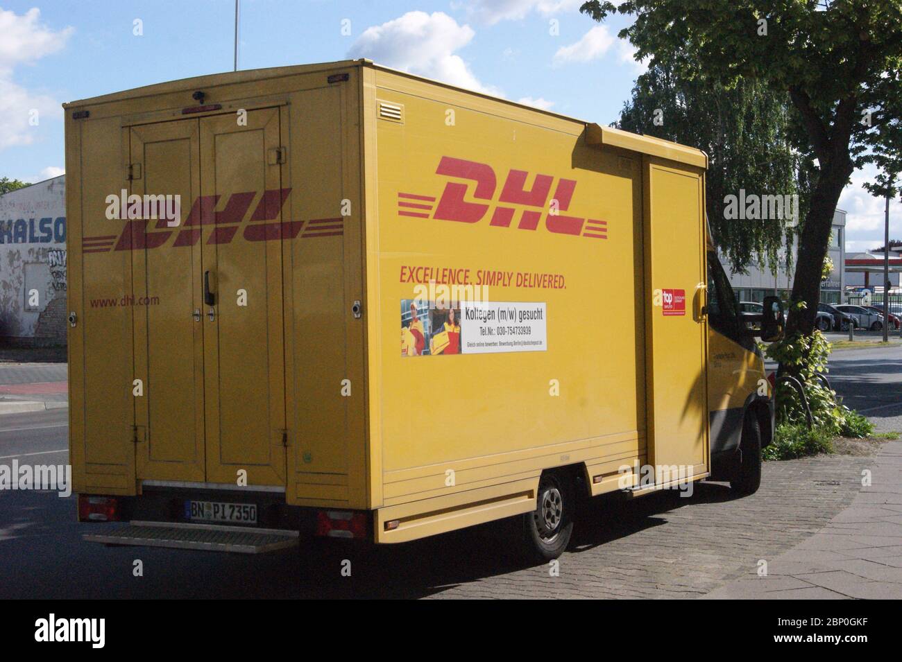 Ein DHL-Zustellfahrzeug Stockfoto