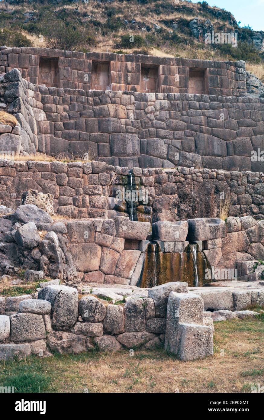 Wassertempel von Tambomachay, das Bad der Inka in der Nähe von Cusco, Peru mit drei kleinen Wasserfällen Stockfoto