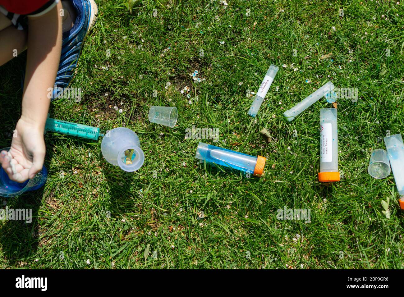 Heimschulung: Lernen über Flüssigkeiten und Volumen Stockfoto