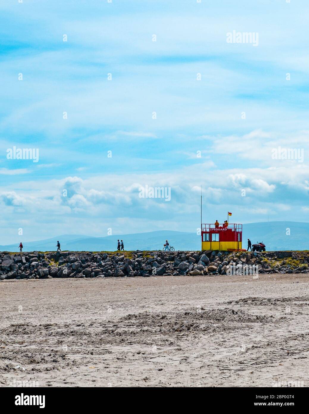 Rot-gelber Lifeguard Tower an einem Strand in der Nähe von Dublin, Irland. Sommer, tagsüber. Stockfoto