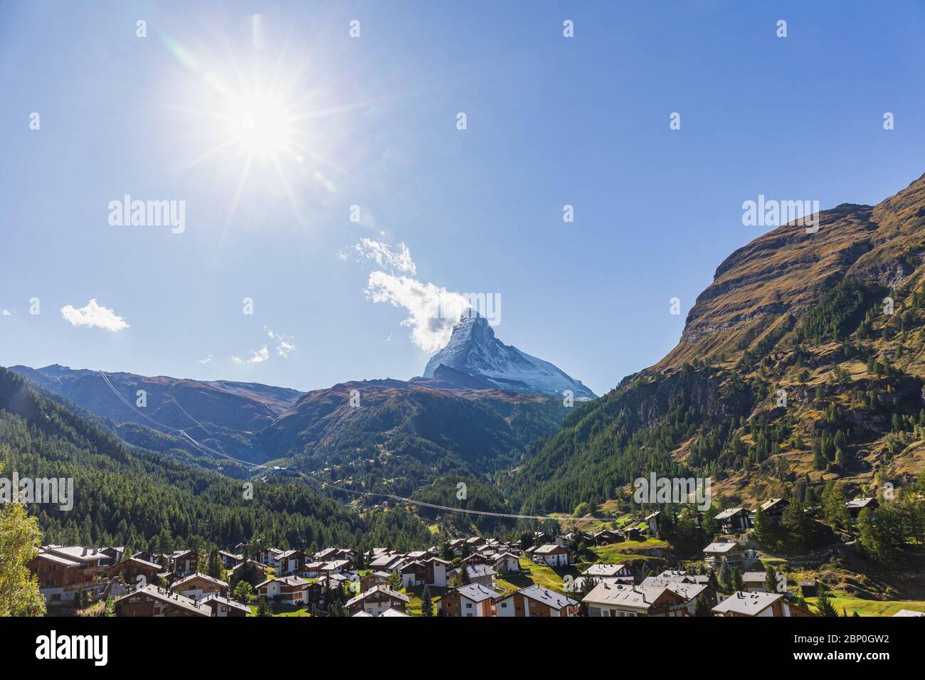Das Matterhorn ist Schweizer Wahrzeichen und Tal mit Zermatt Dorf im Sommer unter Sonne grelle und blauen Himmel Hintergrund Stockfoto