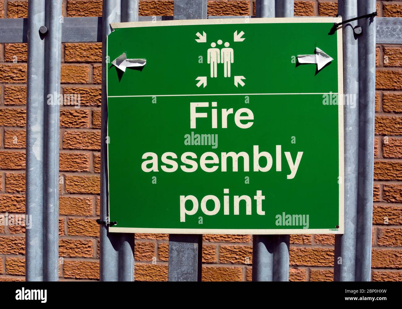 Schild für den Montagepunkt in einer kleinen Fabrik, Warwick, Großbritannien Stockfoto