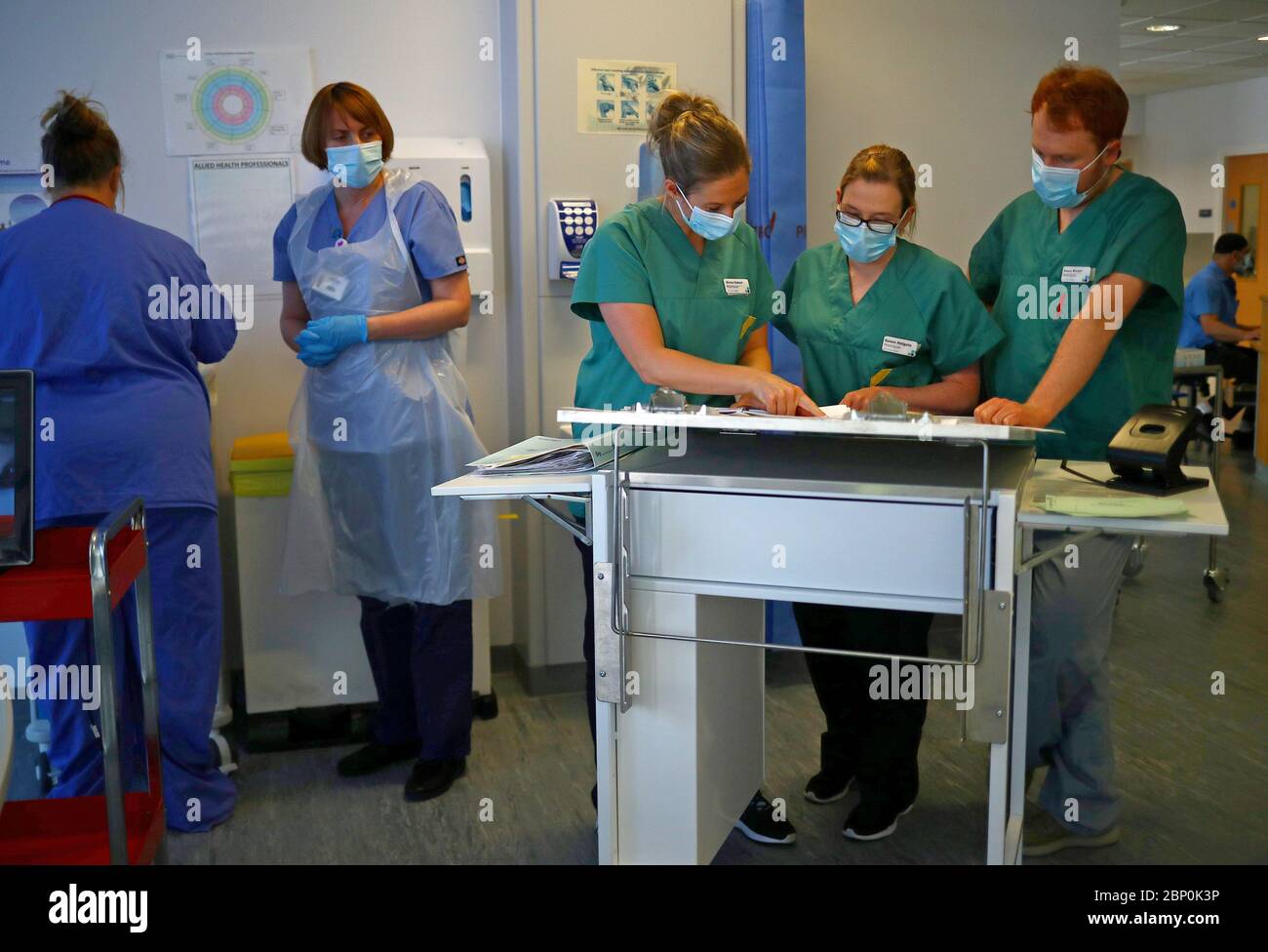 Während des Ausbruchs der Coronavirus-Krankheit arbeiten medizinische Mitarbeiter in der Intensivstation des Royal Blackburn Teaching Hospital in East Lancashire. Stockfoto