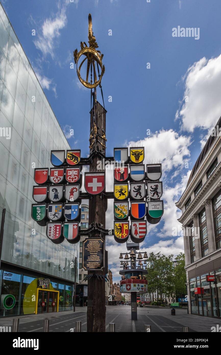 Verlassene Schweizer Glockenspiel-Uhr am Leicester Square während der Londoner Sperre während der Coronavirus-Pandemie. Stockfoto