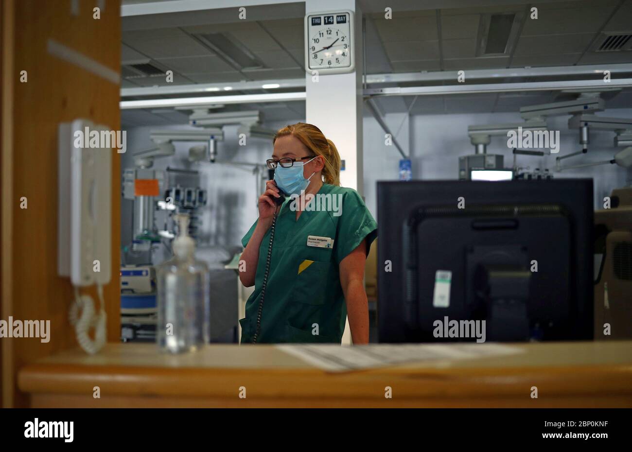 Die Apothekerin Susan Holgate spricht am Telefon in der Intensivstation des Royal Blackburn Teaching Hospital in East Lancashire während des Ausbruchs der Coronavirus-Krankheit. Stockfoto