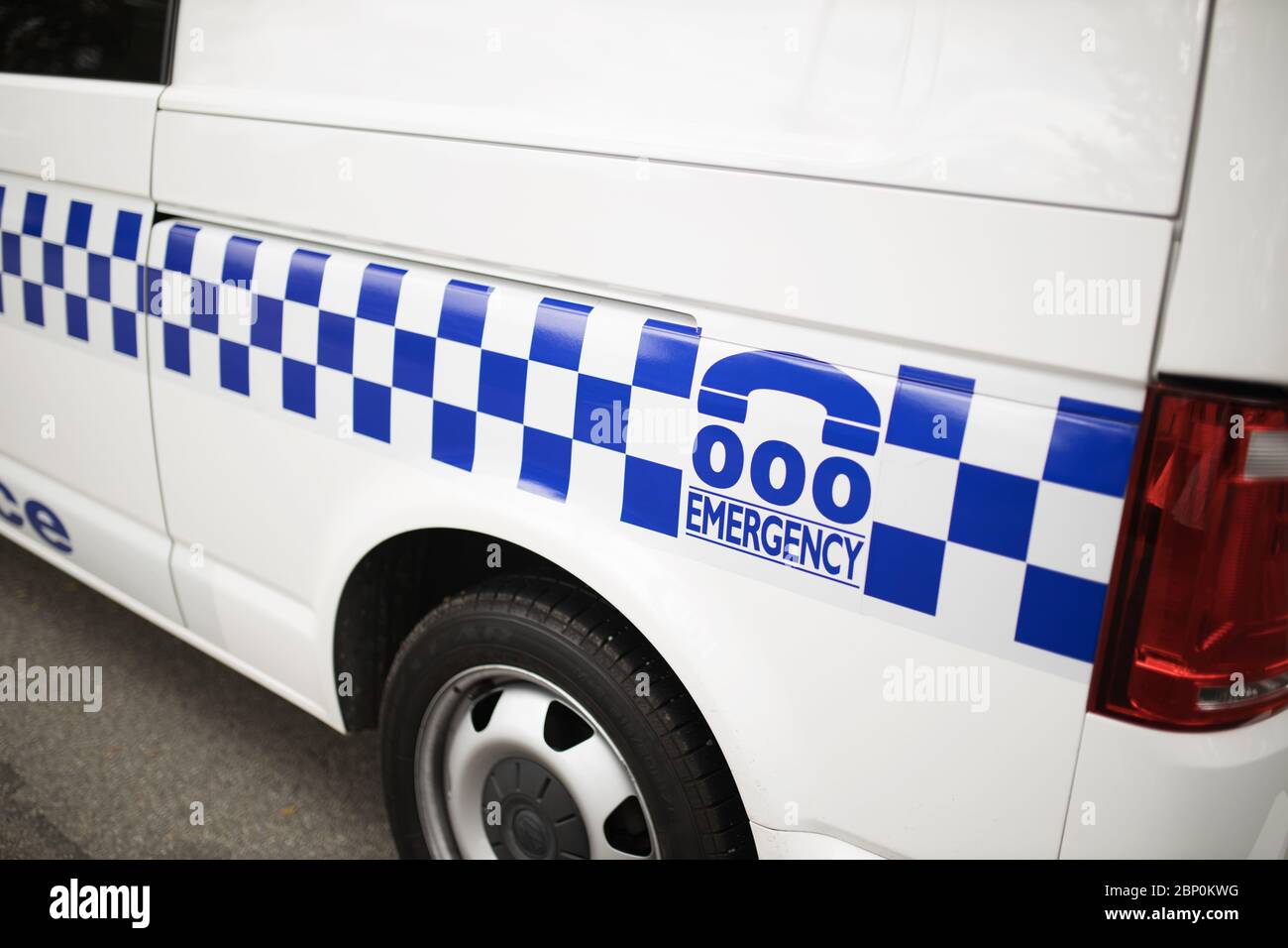 Notrufnummer dreifach Null auf einem australischen Polizeiwagen Stockfoto