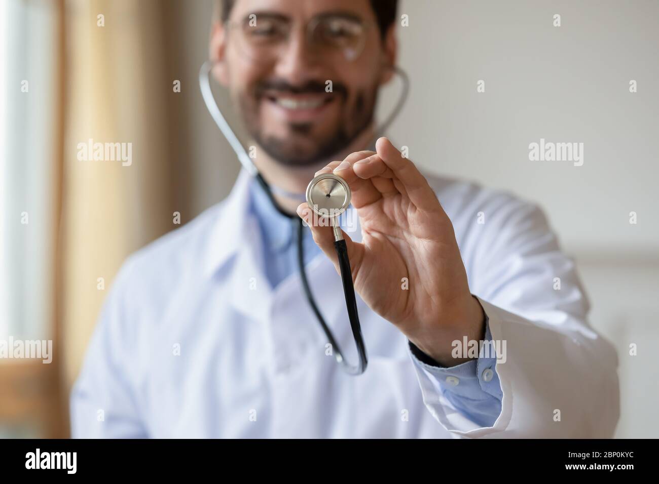 Nahaufnahme von männlichen Arzt halten Stethoskop Ausrüstung Stockfoto