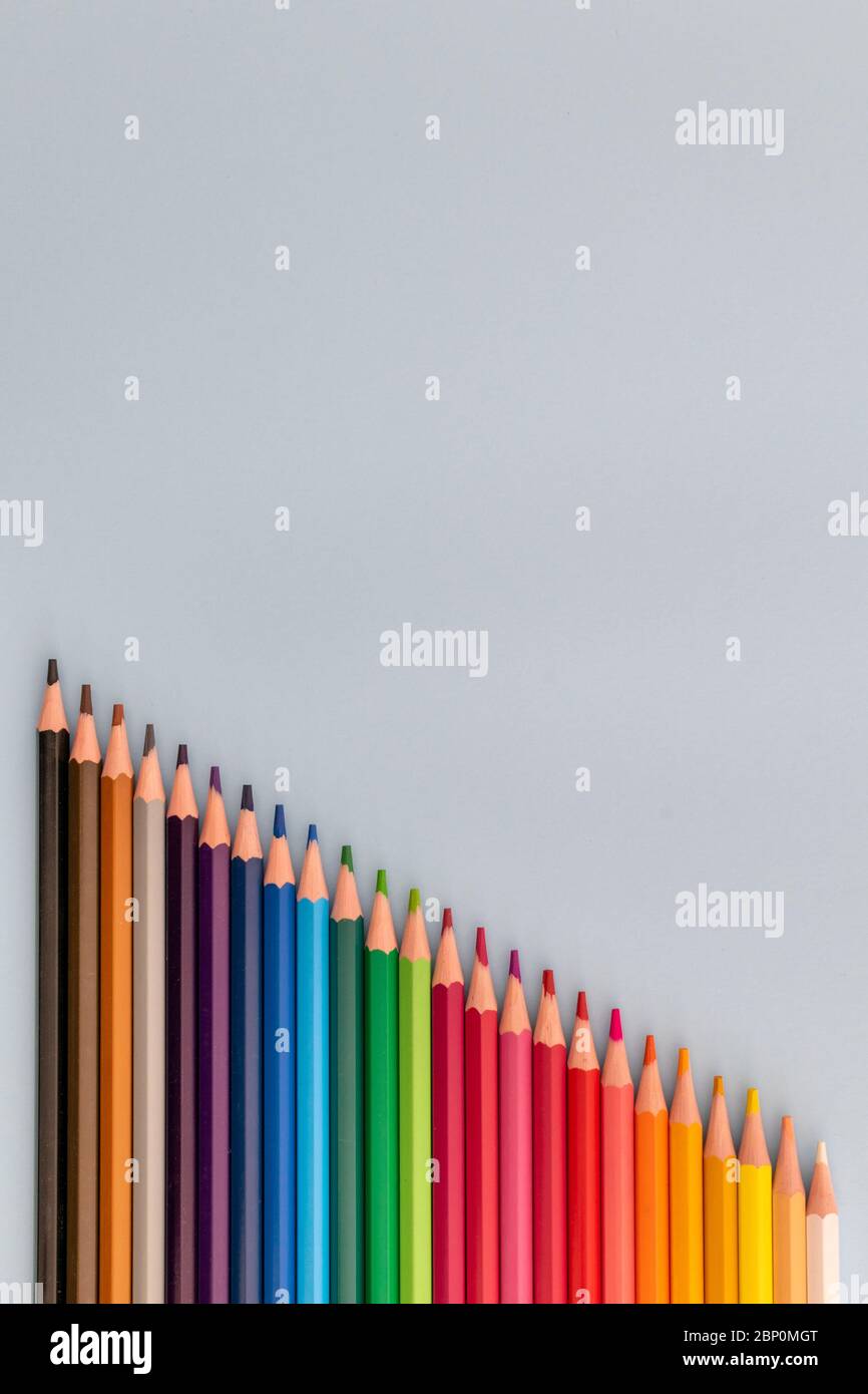 Eine Sammlung von bunten Bleistiften in einer Linie, die von hell zu dunkel Stockfoto