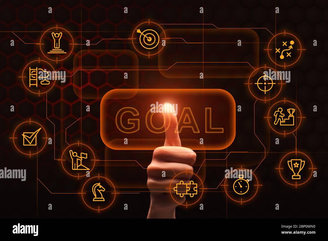 Weibliche Hand drücken Wort ZIEL auf virtuellen Bildschirm mit Business und Erfolg im Zusammenhang mit Symbolen, dunklen Hintergrund. Collage Stockfoto