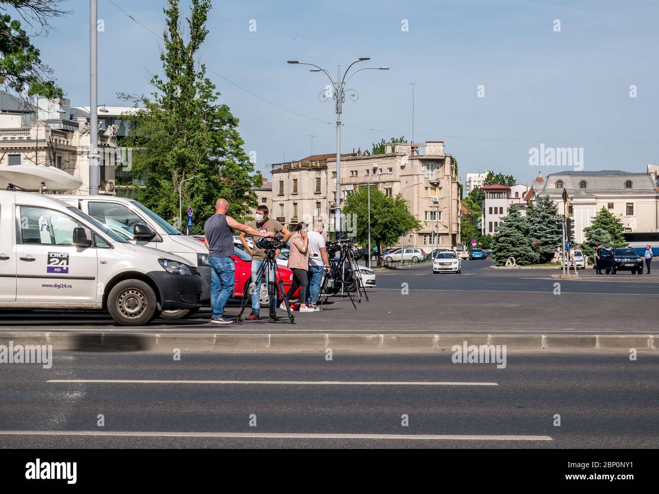 Bukarest/Rumänien - 05.17.2020: TV-Nachrichten-Crew von Digi 24 Fernsehen filmt den Coronavirus Protest auf dem Victoriei Platz (Piata Victoriei), vor o Stockfoto