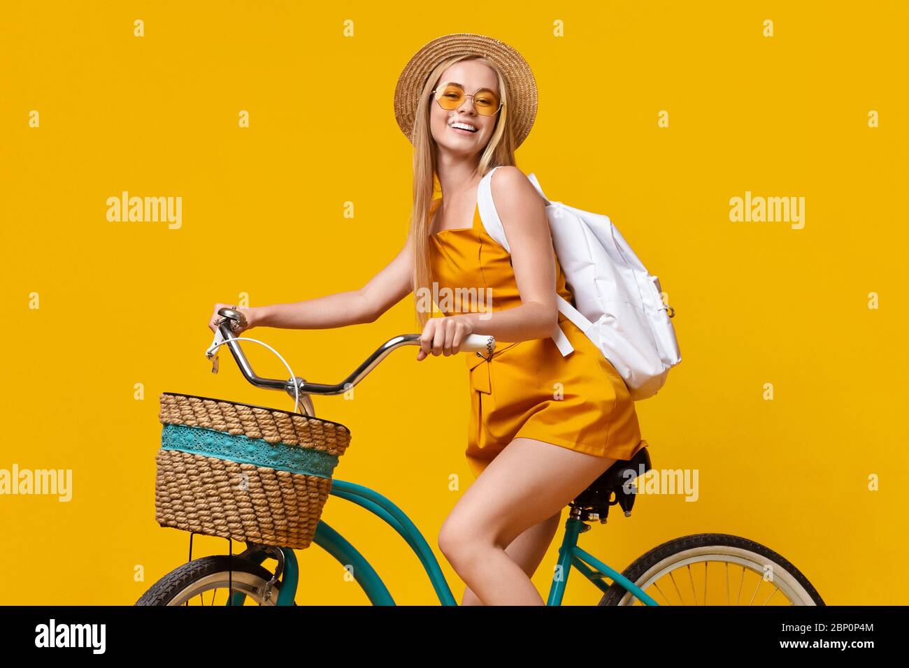 Sommer-Style. Teen Mädchen Trägt Hut, Sonnenbrille Und Rucksack Reiten Vintage Fahrrad Stockfoto