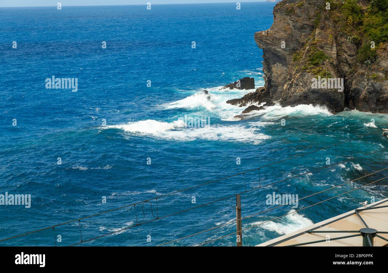 Big Blue Sea Waves Macht White Foam Und Stürzt Auf Rock Seashore Cliff Stockfoto