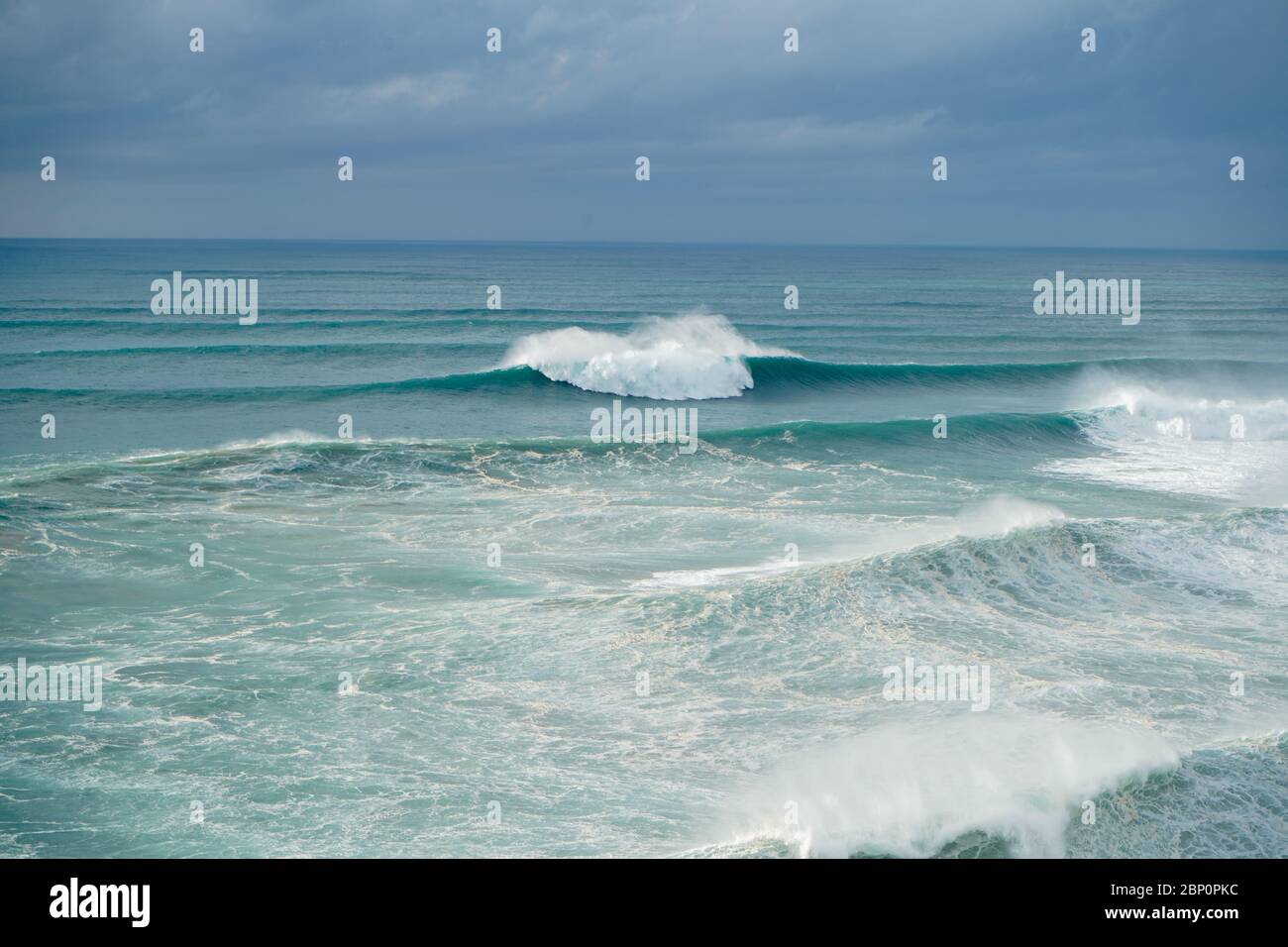 Große Wellen im Atlantik von der Stadt Nazare, Portugal Stockfoto