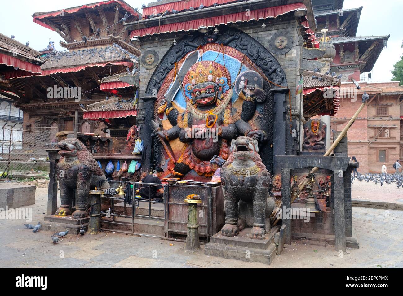 Lalitpur Nepal - Durbar Square Altar der Opfer Steinskulptur Kaal Bhairav Stockfoto