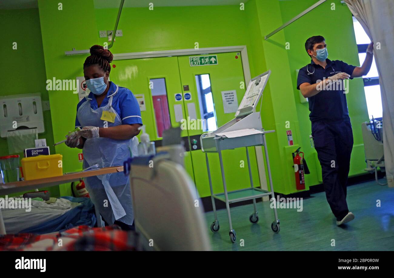 Krankenschwester Prinzessin Kavanire (links) behandelt einen Patienten auf der Station D1 im Royal Blackburn Teaching Hospital in East Lancashire während des Ausbruchs der Coronavirus-Krankheit. Stockfoto