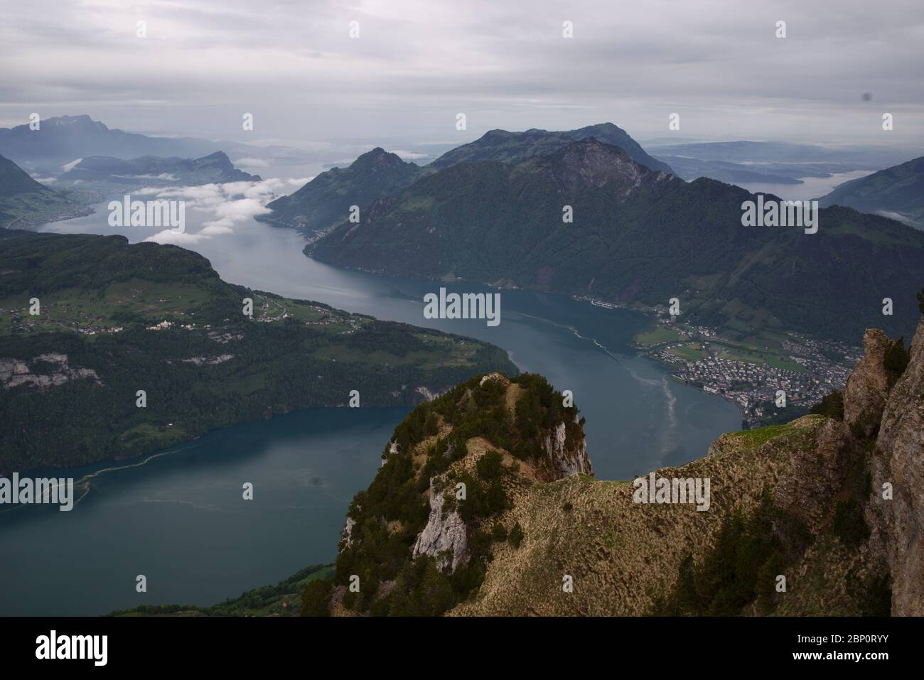 Panorama vom Gipfel des Fronalpstock mit Blick auf den Vierwaldstättersee und eine typische schweizer Landschaft mit Bergen und Seen. Stockfoto