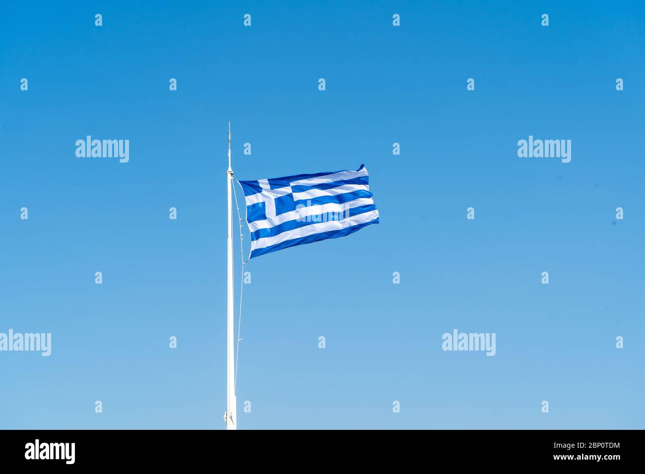 Flagge Griechenlands auf dem blauen Himmel Hintergrund. Athen, August 2019 Stockfoto