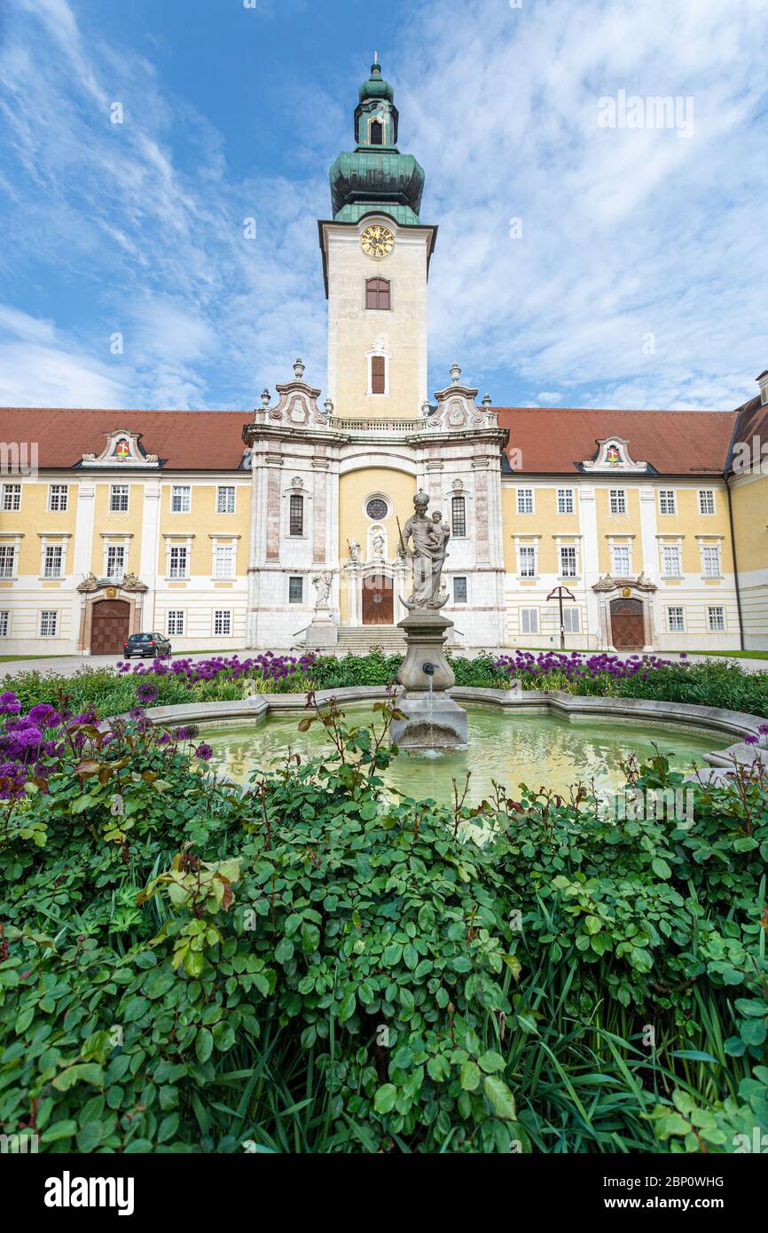 Das Stift Seitenstetten ist ein Benediktinerkloster in Seitenstetten im Mostviertel von Niederösterreich. Stockfoto