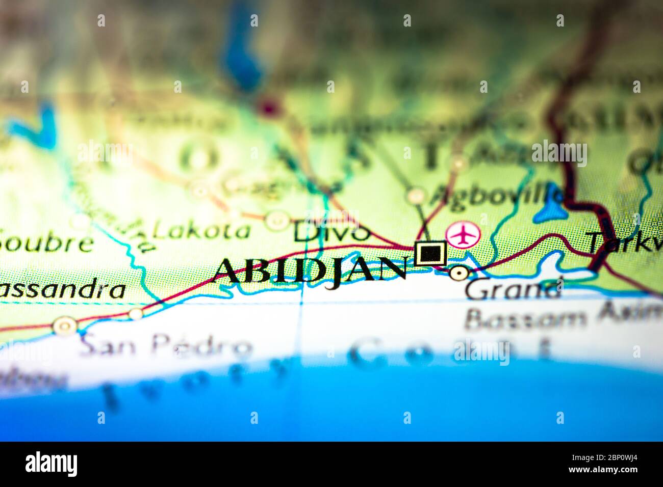 Geringe Schärfentiefe Fokus auf geographische Kartenlage der Stadt Abidjan in der Elfenbeinküste Afrika Kontinent auf Atlas Stockfoto