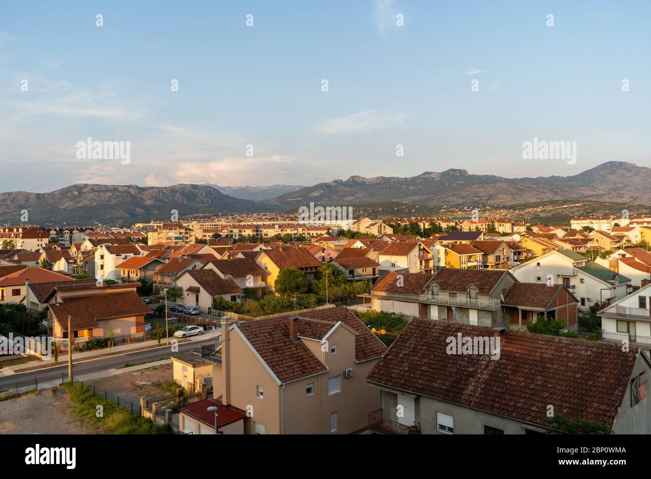 Der Blick auf Podgorica, die Hauptstadt von Montenegro während der Sonnenuntergangszeit. August 2019 Stockfoto