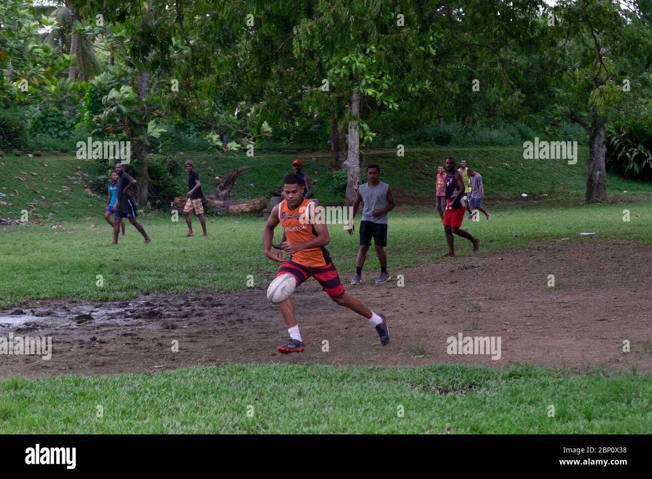 Fidschianische Männer spielen Rugby im Park in Sigatoka (Singatoka), Fidschi. Stockfoto