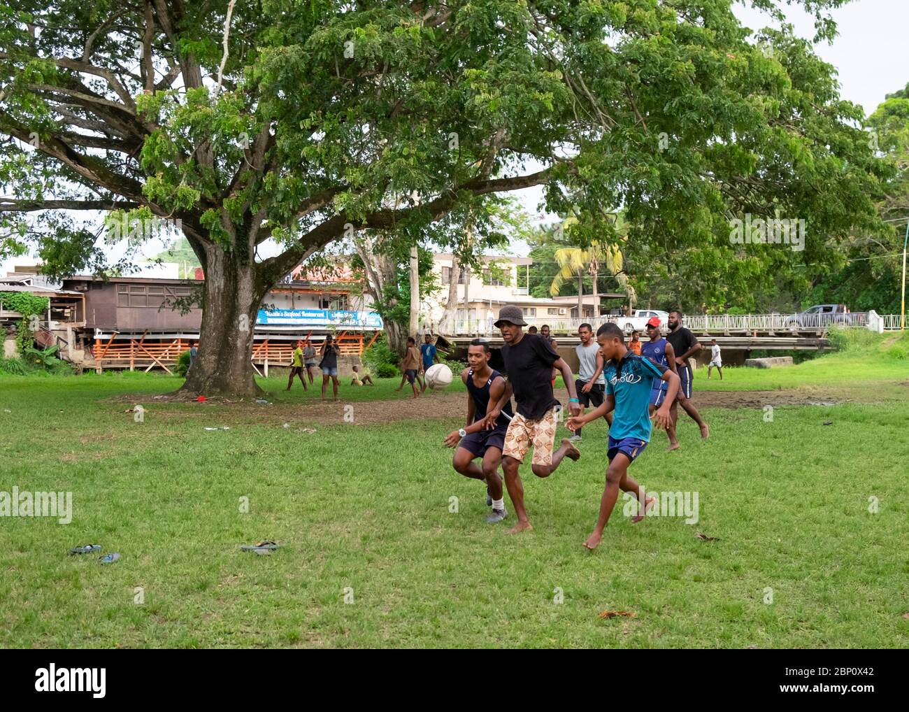 Fidschianische Männer spielen Rugby im Park in Sigatoka (Singatoka), Fidschi. Stockfoto