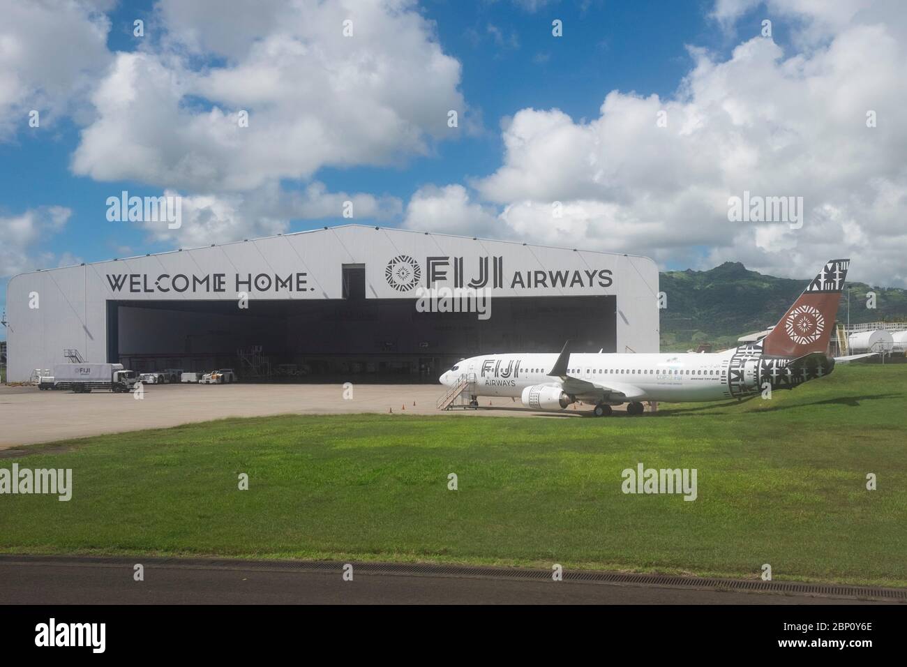 Fiji Airways Flugzeug geparkt am Nadi International Airport, Viti Levu Island, Fidschi, Südpazifik. Stockfoto