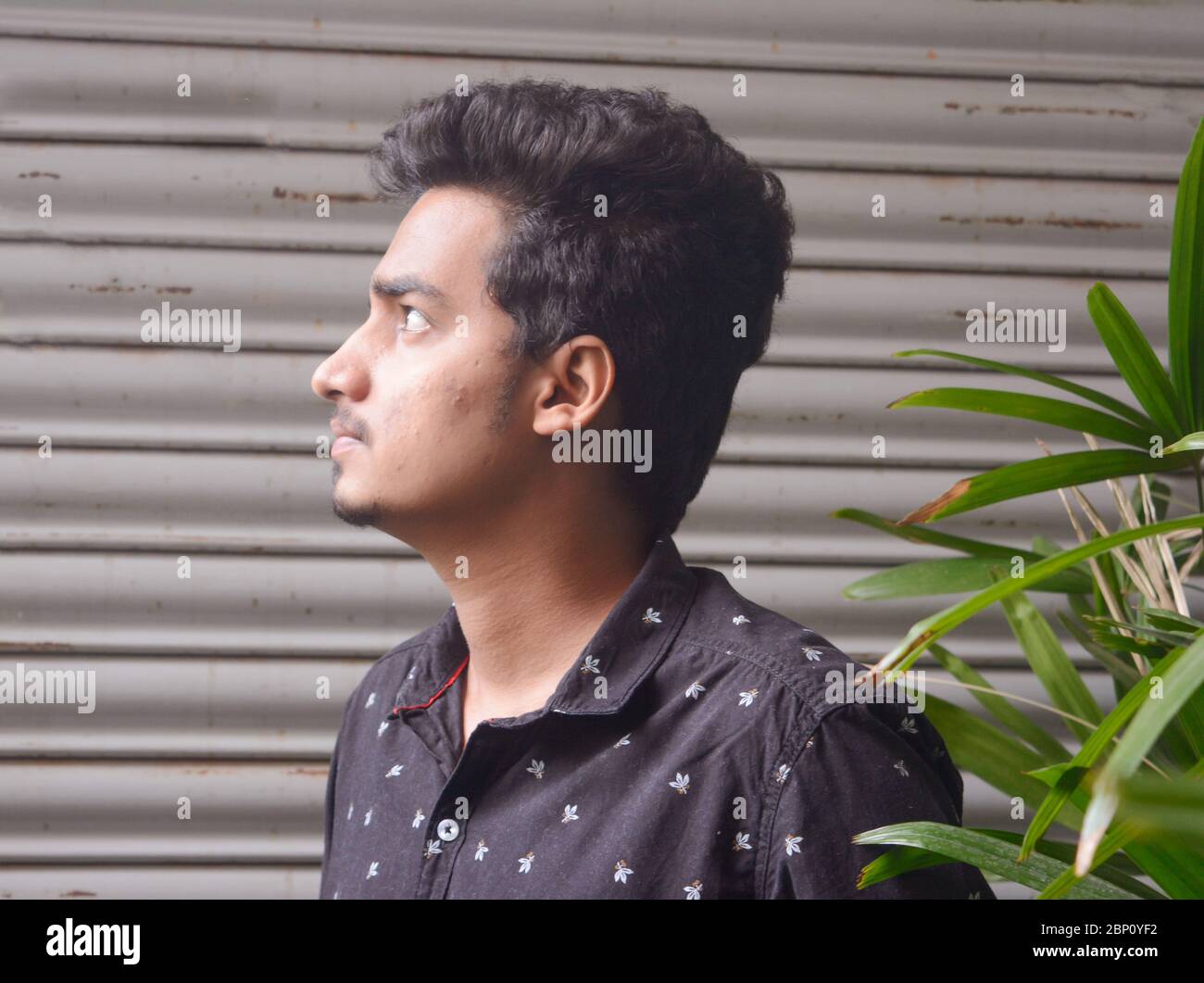 Seitenansicht des attraktiven jungen Mannes, Mann, der weg schaut. Stockfoto